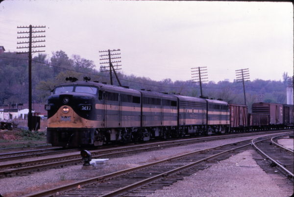 FA-1 5217 leads a freight train at Kansas City, Kansas on May 15, 1963 (Al Chione)