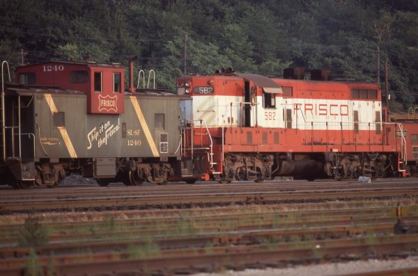 GP7 582 and Caboose 1240 at Kansas City, Missouri in August 1977 (K.L. Wilhite)