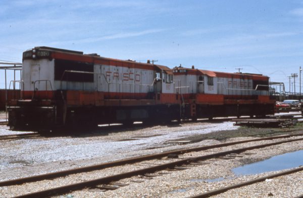 U25Bs 810 and 804 at Springfield, Missouri in July 1975 (C.D. Baker)