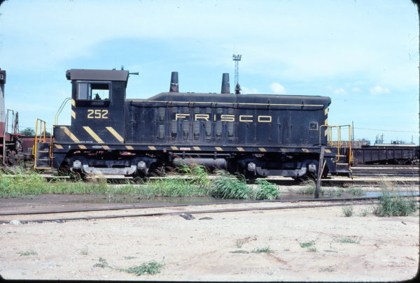 NW2 252 at Tulsa, Oklahoma on July 2, 1977 (John Nixon)