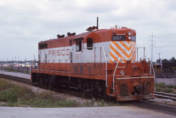 GP7 587 at Irving, Texas in June 1970 (Louis Krizak)