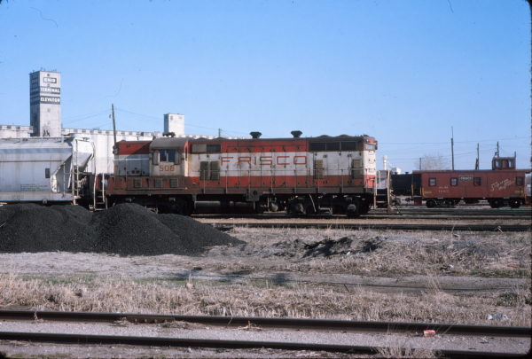 GP7 508 and Caboose 1163 at Enid, Oklahoma on April 3, 1975 (William Eley)