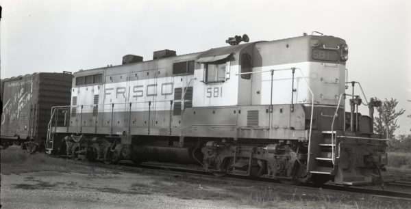 GP7 581 at North Clinton, Missouri on September 1, 1978