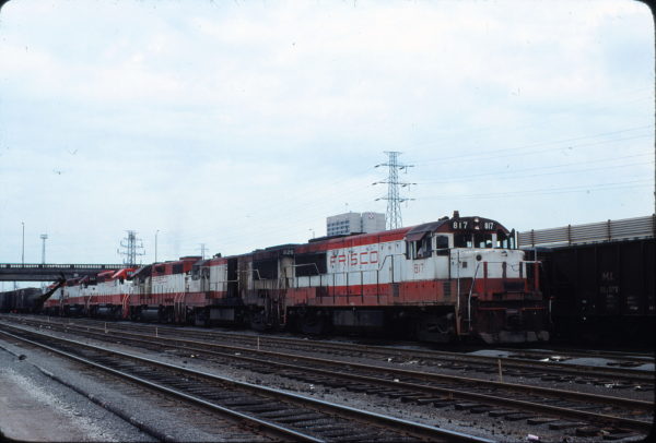 U25Bs 817 and 826, GP38-2 401, SD40-2 955, and SD45 909 at St. Louis, Missouri in September 1978 (Jerrod Hilton)